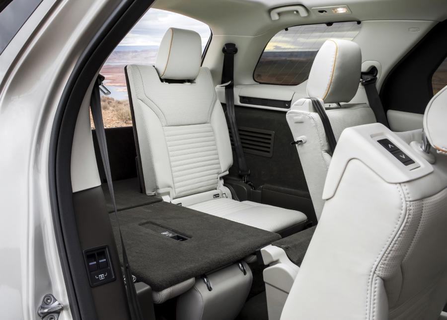 Интерьер Land Rover Discovery HSE 2017 года  (WW) (фото 12 из 54)